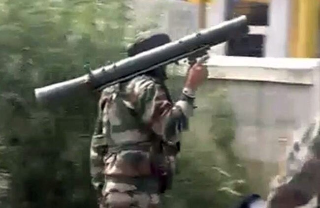 पंजाब के गुरदासपुर में आतंकी हमला, देखें लाइव तस्वीरें...