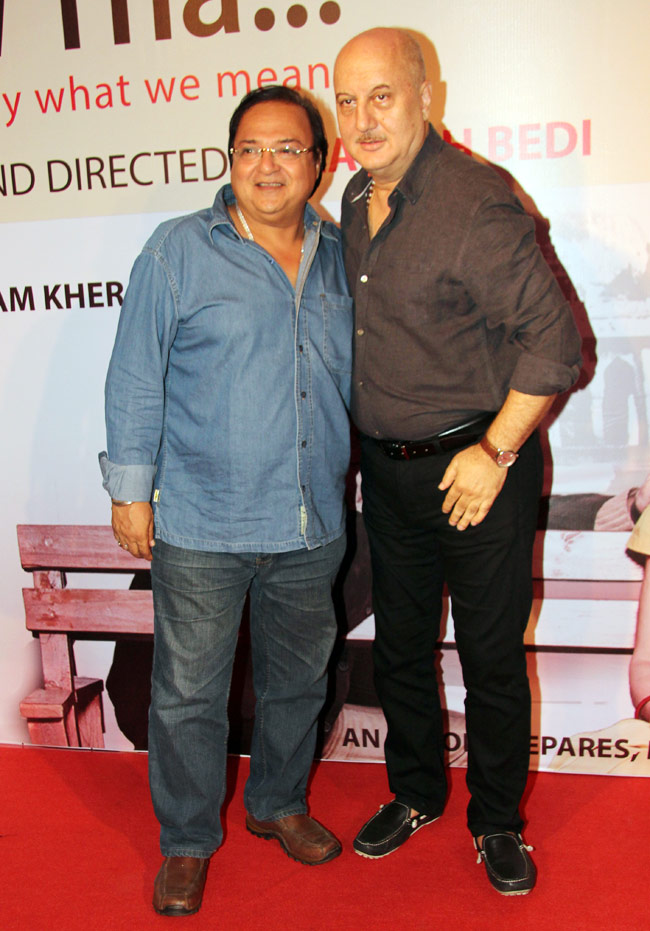 अनुपम खेर का नाटक देखने पहुंचे बॉलीवुड सितारे