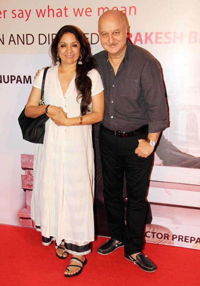 अनुपम खेर का नाटक देखने पहुंचे बॉलीवुड सितारे