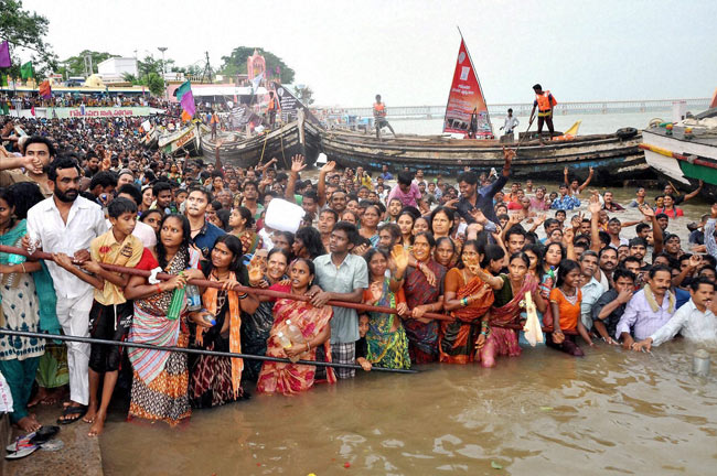 गोदावरी पुष्कर मेले में भगदड़ ने ली 27 लोगों की जान