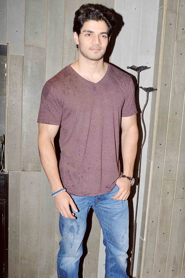 फोन लॉन्च के मौके पर दिखीं कंगना तो एक पार्टी में नजर आए सूरज पंचोली