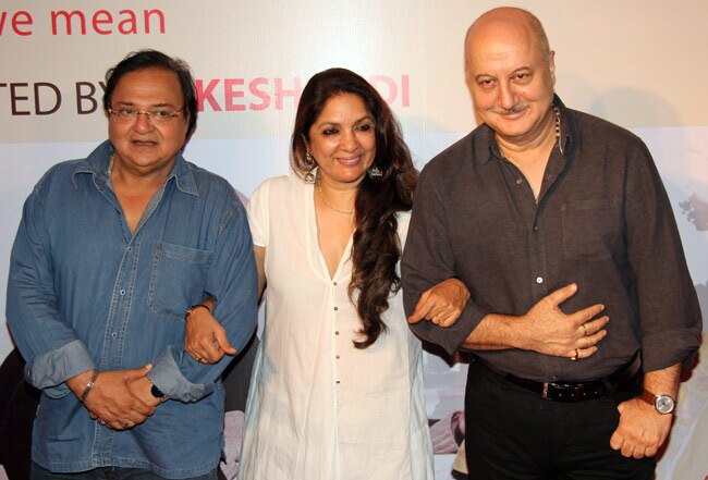 अनुपम खेर का नाटक देखने पहुंचे बॉलीवुड सितारे