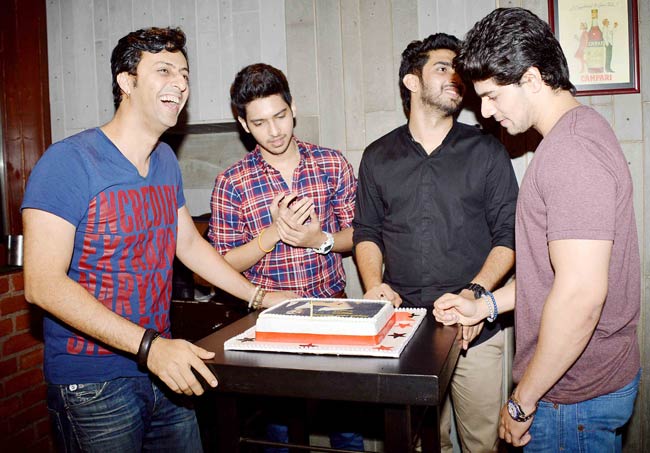 फोन लॉन्च के मौके पर दिखीं कंगना तो एक पार्टी में नजर आए सूरज पंचोली