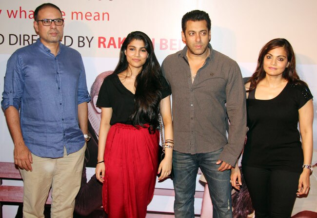 अनुपम खेर का नाटक देखने पहुंचे बॉलीवुड सितारे