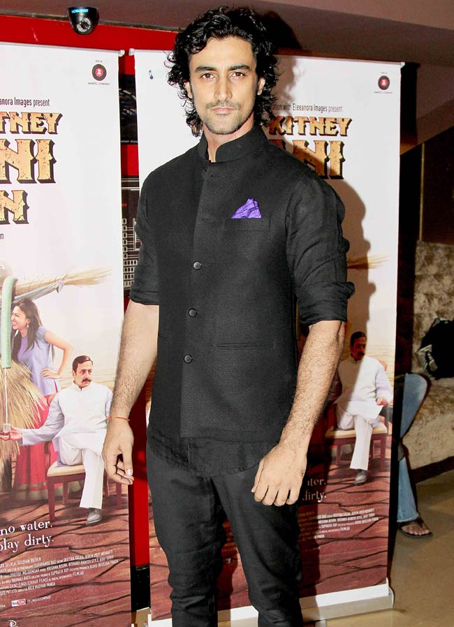 'कौन कितने पानी में' के ट्रेलर लॉन्च पर फिल्म की स्टार कास्ट