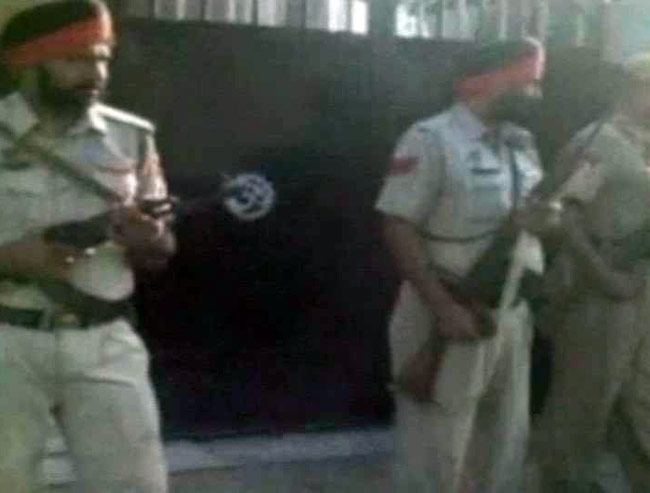 पंजाब के गुरदासपुर में आतंकी हमला, देखें लाइव तस्वीरें...