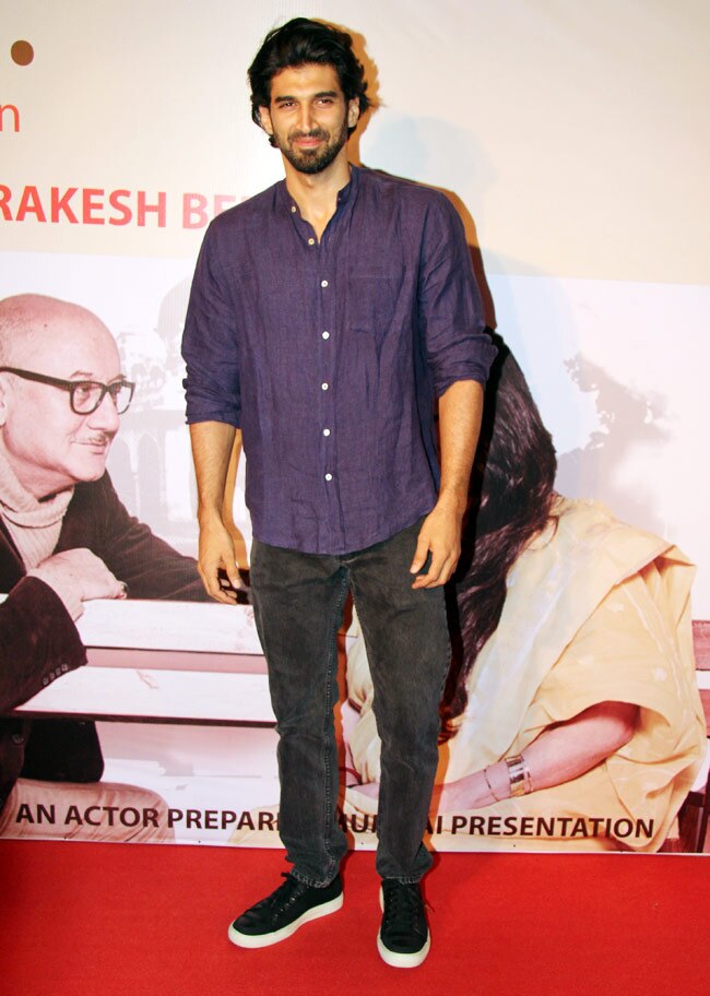 अनुपम खेर का नाटक देखने पहुंचे बॉलीवुड सितारे