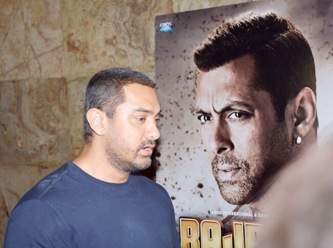 बेटी संग 'बजरंगी भाईजान' देखने पहुंचे आमिर खान