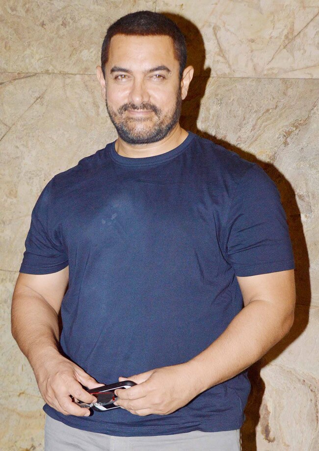 बेटी संग 'बजरंगी भाईजान' देखने पहुंचे आमिर खान