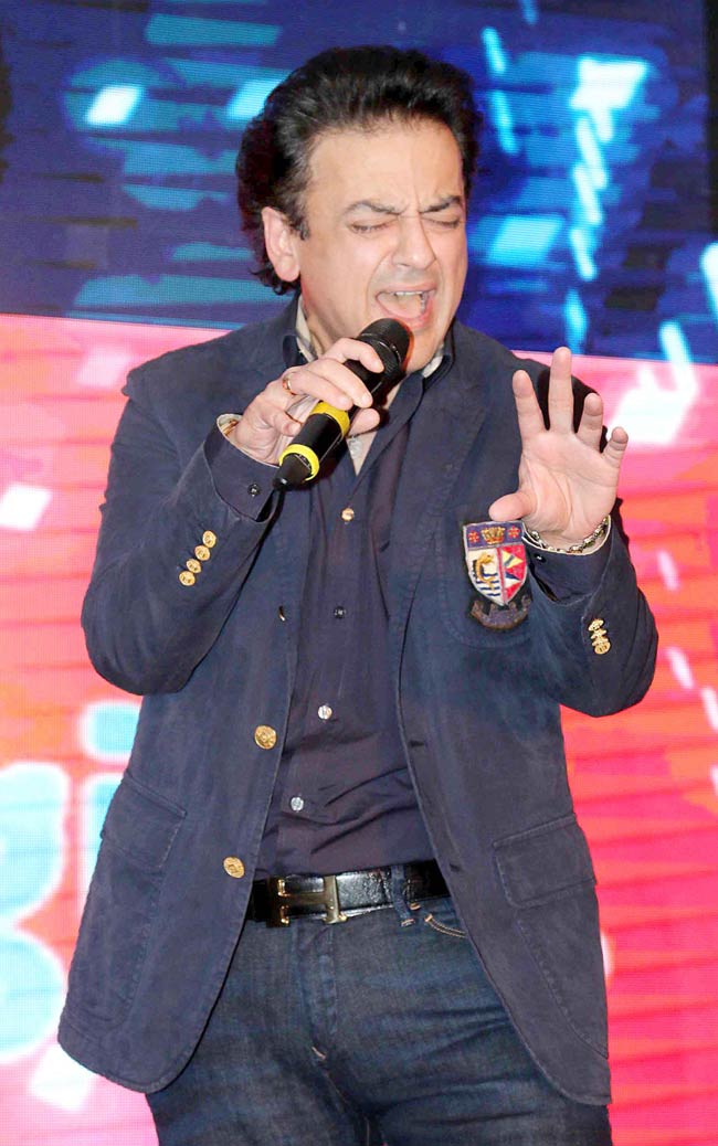 जब सलमान ने मीका संग गाया 'आज की पार्टी मेरी तरफ से'