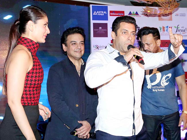 जब सलमान ने मीका संग गाया 'आज की पार्टी मेरी तरफ से'