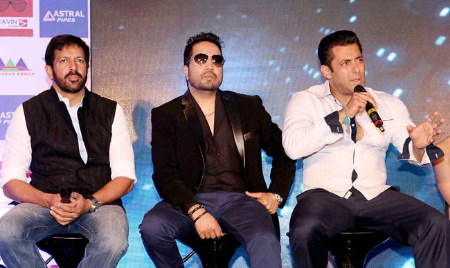 जब सलमान ने मीका संग गाया 'आज की पार्टी मेरी तरफ से'