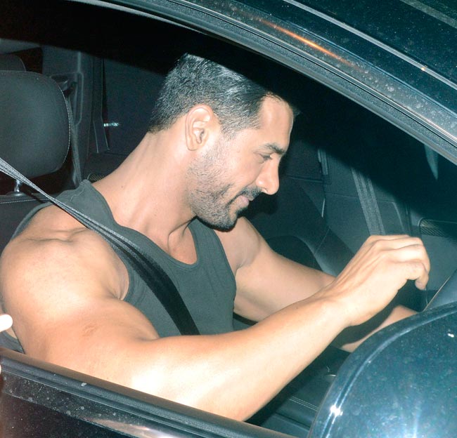 आउटिंग पर निकले बॉलीवुड सितारे, देखें तस्वीरें