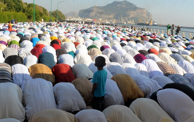 तस्वीरें: दुनियाभर में ईद की रौनक