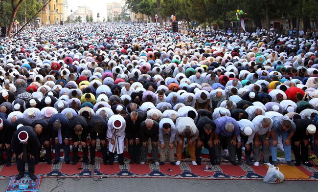 तस्वीरें: दुनियाभर में ईद की रौनक