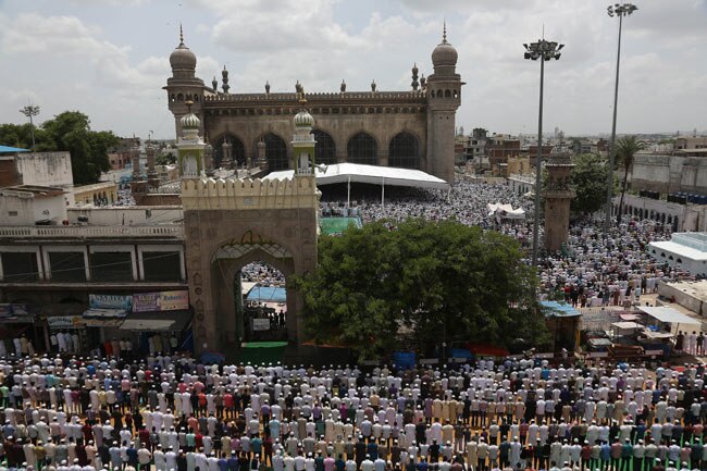 तस्वीरें: दुनियाभर में ईद की रौनक