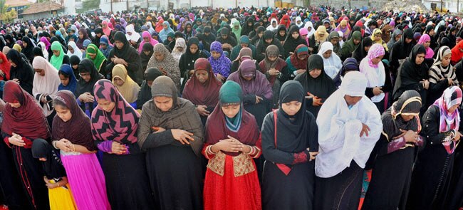 तस्वीरें: दुनियाभर में ईद की रौनक