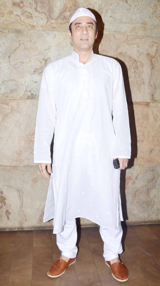 बेटी संग 'बजरंगी भाईजान' देखने पहुंचे आमिर खान