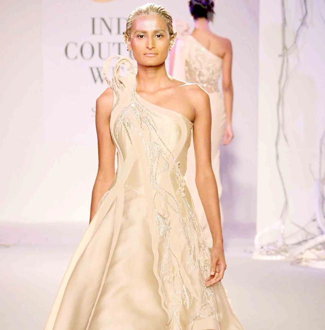 शो स्टॉपर कल्कि ने रैंप पर बिखेरा जलवा