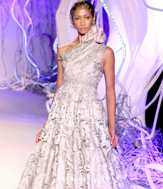 शो स्टॉपर कल्कि ने रैंप पर बिखेरा जलवा