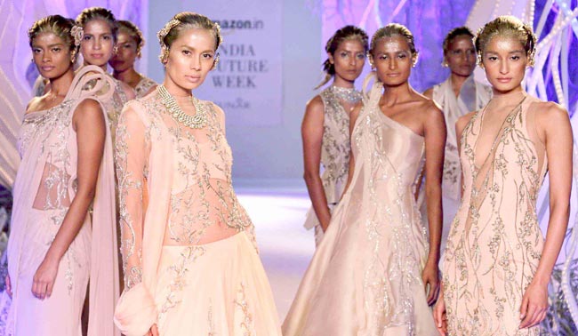 शो स्टॉपर कल्कि ने रैंप पर बिखेरा जलवा