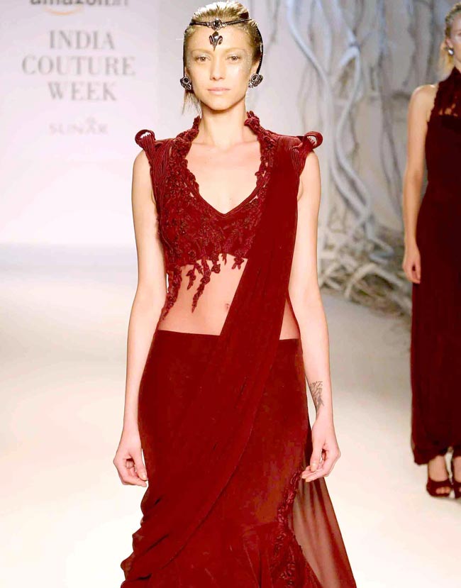 शो स्टॉपर कल्कि ने रैंप पर बिखेरा जलवा