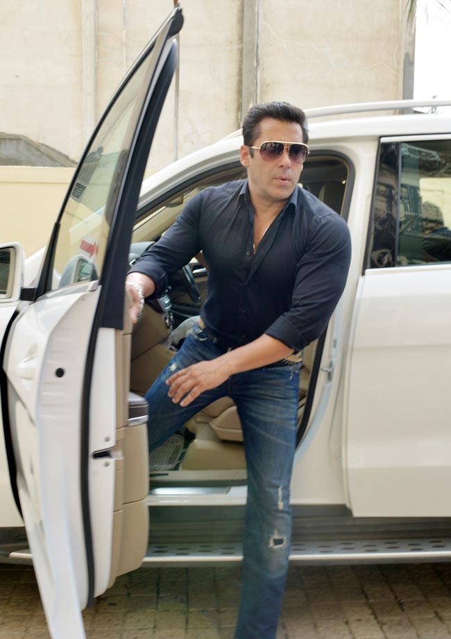 'हीरो' के ट्रेलर लॉन्च पर सलमान के गले लग रोए सूरज