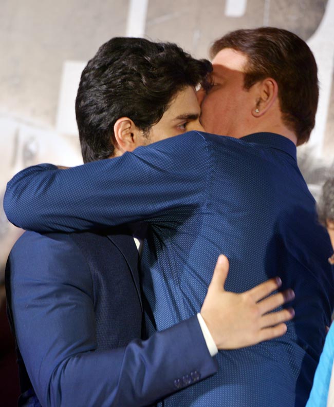 'हीरो' के ट्रेलर लॉन्च पर सलमान के गले लग रोए सूरज