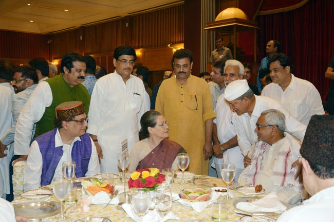 सोनिया-केजरीवाल ने दी सियासी इफ्तार