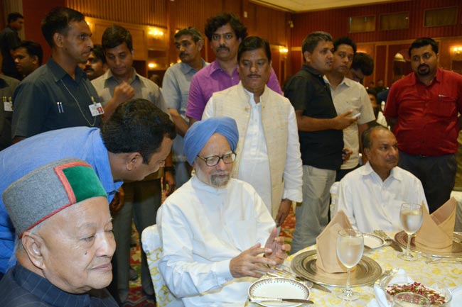 सोनिया-केजरीवाल ने दी सियासी इफ्तार