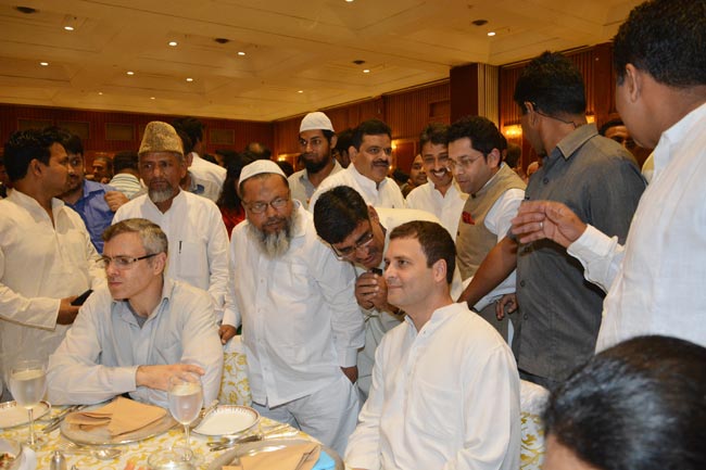 सोनिया-केजरीवाल ने दी सियासी इफ्तार