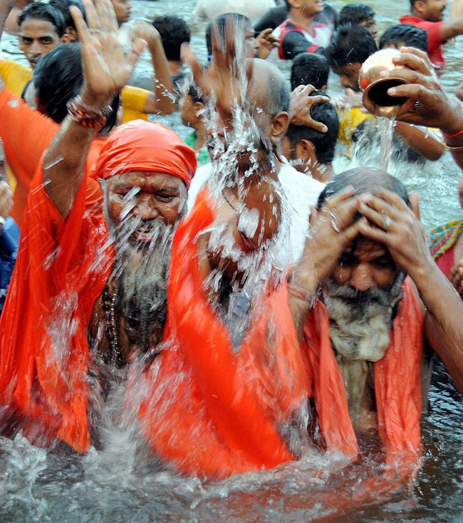 नासिक में कुंभ मेला शुरू, हजारों लोगों ने पवित्र डुबकी लगाई