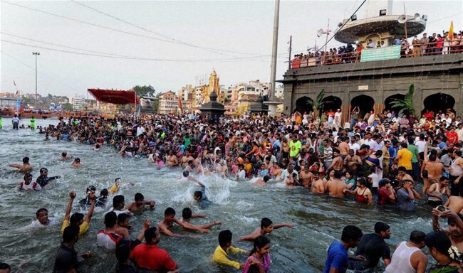 नासिक में कुंभ मेला शुरू, हजारों लोगों ने पवित्र डुबकी लगाई