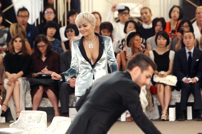 'पेरिस फैशन वीक' में लुपिता, जुलिया, पेनेलोप और केट विंसलेट का जलवा