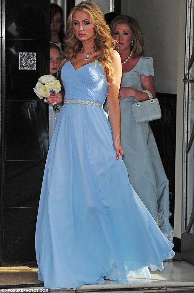 बहन निकी की शादी में इस अंदाज में नजर आईं पेरिस हिल्टन