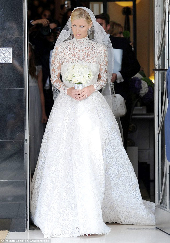 बहन निकी की शादी में इस अंदाज में नजर आईं पेरिस हिल्टन