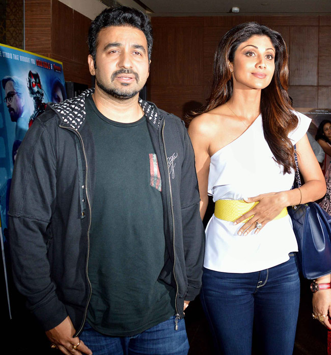 'बजरंगी भाईजान' का पेंडेंट पहन स्क्रीनिंग पर पहुंचे सि‍तारे