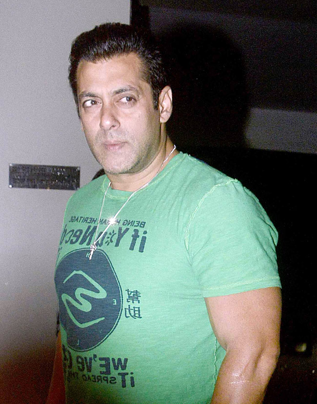 'बजरंगी भाईजान' का पेंडेंट पहन स्क्रीनिंग पर पहुंचे सि‍तारे