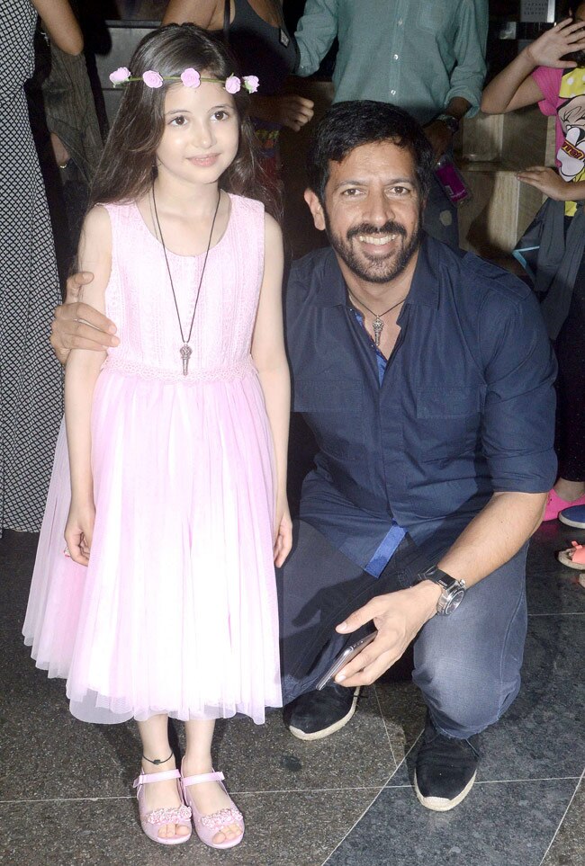 'बजरंगी भाईजान' का पेंडेंट पहन स्क्रीनिंग पर पहुंचे सि‍तारे