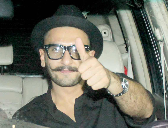 'बजरंगी भाईजान' का पेंडेंट पहन स्क्रीनिंग पर पहुंचे सि‍तारे