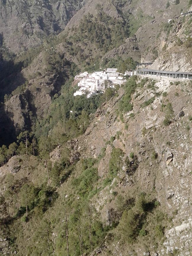 श्रद्धा-भक्त‍ि से सराबोर कर देती है वैष्णो देवी की यात्रा