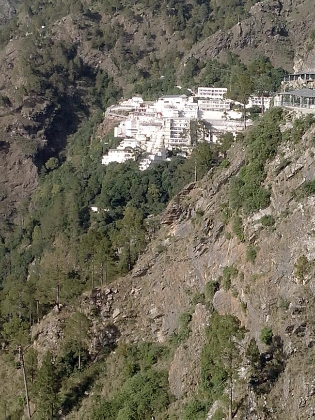 श्रद्धा-भक्त‍ि से सराबोर कर देती है वैष्णो देवी की यात्रा