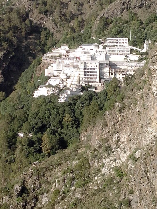 श्रद्धा-भक्त‍ि से सराबोर कर देती है वैष्णो देवी की यात्रा