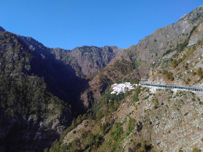 श्रद्धा-भक्त‍ि से सराबोर कर देती है वैष्णो देवी की यात्रा