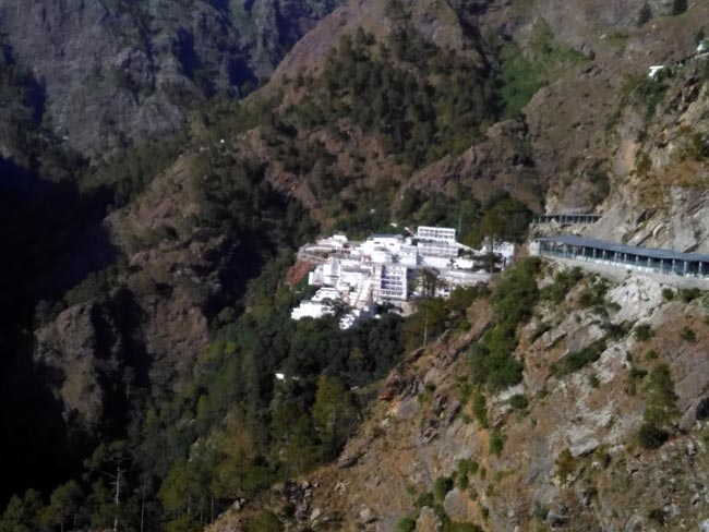 श्रद्धा-भक्त‍ि से सराबोर कर देती है वैष्णो देवी की यात्रा