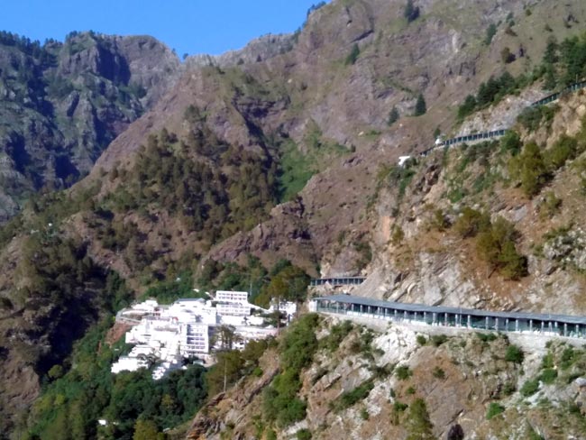 श्रद्धा-भक्त‍ि से सराबोर कर देती है वैष्णो देवी की यात्रा