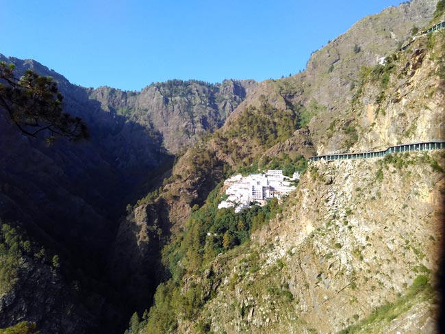 श्रद्धा-भक्त‍ि से सराबोर कर देती है वैष्णो देवी की यात्रा