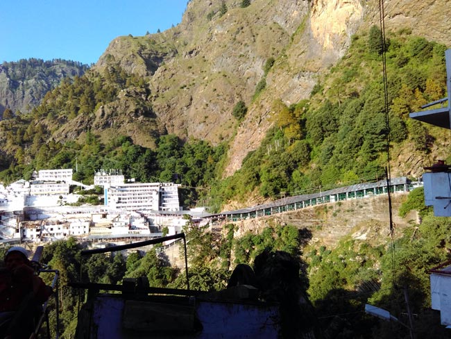 श्रद्धा-भक्त‍ि से सराबोर कर देती है वैष्णो देवी की यात्रा