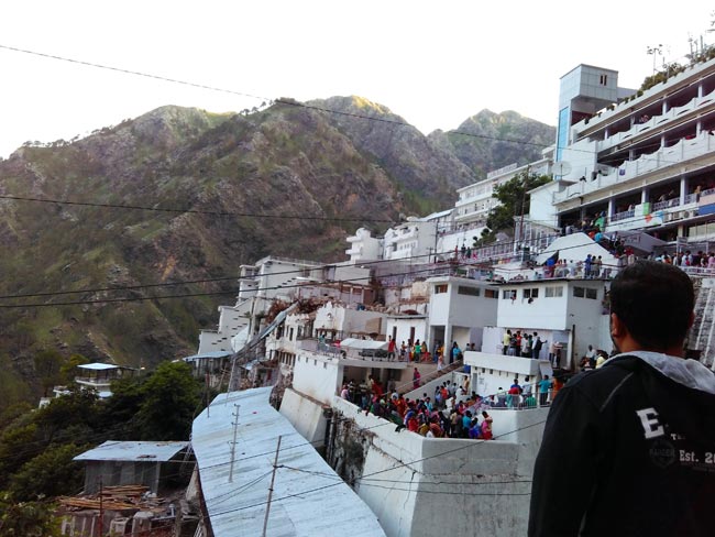 श्रद्धा-भक्त‍ि से सराबोर कर देती है वैष्णो देवी की यात्रा