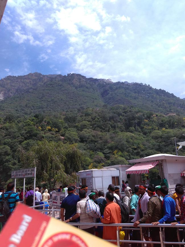 श्रद्धा-भक्त‍ि से सराबोर कर देती है वैष्णो देवी की यात्रा